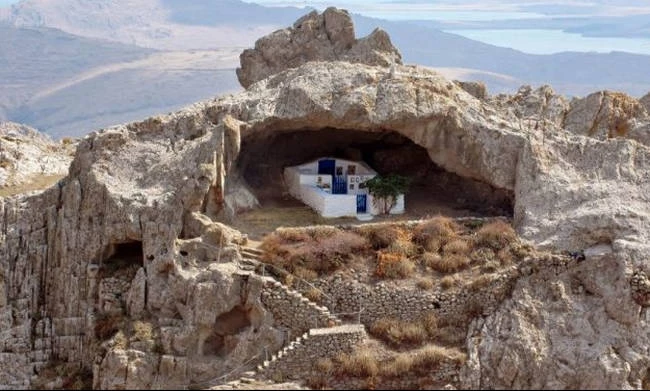Αυτή είναι η πιο όμορφη εκκλησία της Ελλάδας! Δεν έχει σκεπή και βρίσκεται κάτω από βράχο